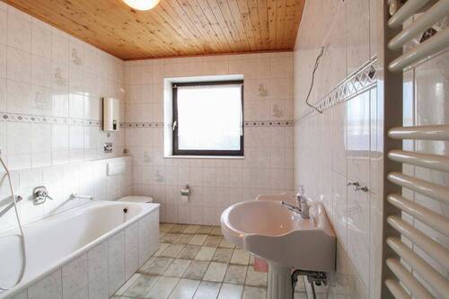 Badezimmer - Großflächige Wohnung: Gestaltbare Dachgeschosswhg. in Hannover-Badenstedt