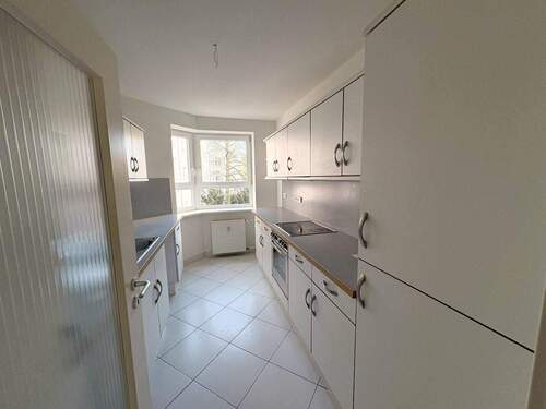 Zeitgemäße Einbauküche mit Stauraumkonzept - 