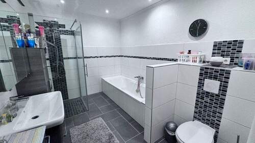 Hauptwohnung - Vollbad - 