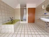 Bad DG mit Wanne und Dusche - 