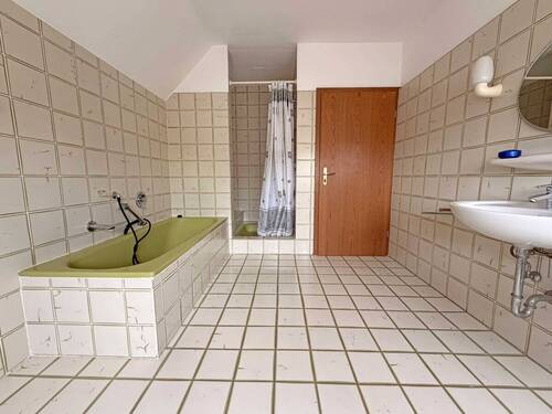 Bad DG mit Wanne und Dusche - 