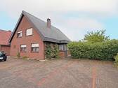 Straßenansicht - Einfamilienhaus mit großem Grundstück!