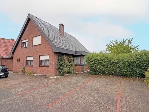 Straßenansicht - Einfamilienhaus mit großem Grundstück!