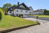 Hofzufahrt - 5 Zimmer Einfamilienhaus zum Kaufen in Hofheim am Taunus / Langenhain