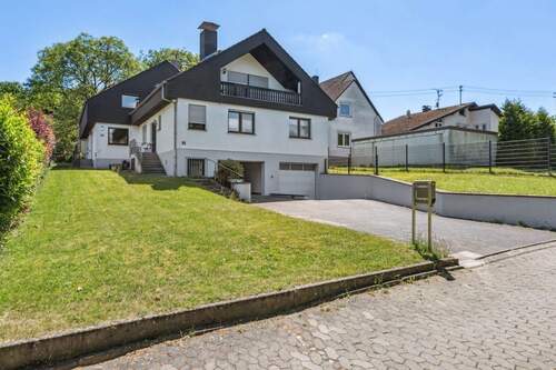 Hofzufahrt - 5 Zimmer Einfamilienhaus zum Kaufen in Hofheim am Taunus / Langenhain