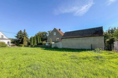 Seitenansicht Haus und Garage - 