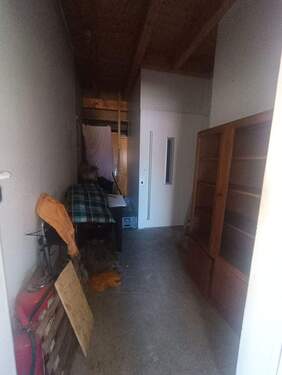 Nebenraum mit Fahrstuhl ins OG - 