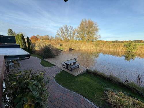 Terrasse am See mit Steg - 