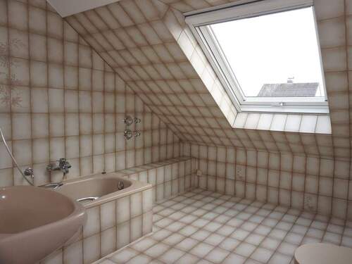 Tageslichtbad mit Wanne - 