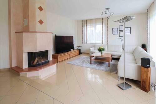 Wohnzimmer mit Kamin - 8 Zimmer Einfamilienhaus in Freigericht