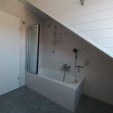 Bad mit Wanne und WC - 