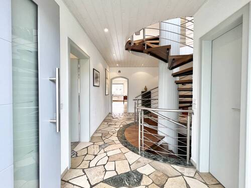 Hausflur im Erdgeschoss - Einfamilienhaus mit 219,90 m&sup2; in Detmold zum Kaufen