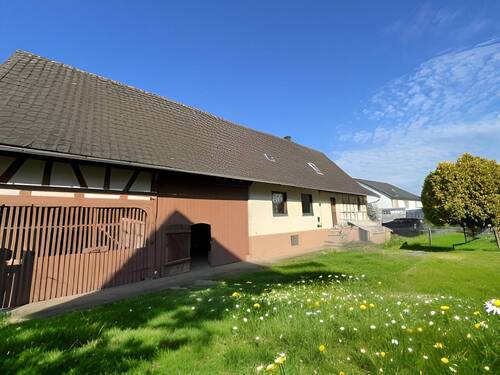 Seitenansicht Scheune und Haupthaus - 