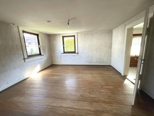 In das Wohnzimmer... - Einfamilienhaus mit 115,00 m&sup2; in Offenburg zum Kaufen