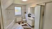 Vollbad mit Dusche im OG - 