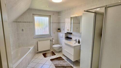 Vollbad mit Dusche im OG - 