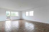 Wohnzimmer_1.OG - Zentral gelegen: 4,5-Zimmer-Wohnung mit Balkon, Stellplatz & Fußbodenheizung - provisionsfrei