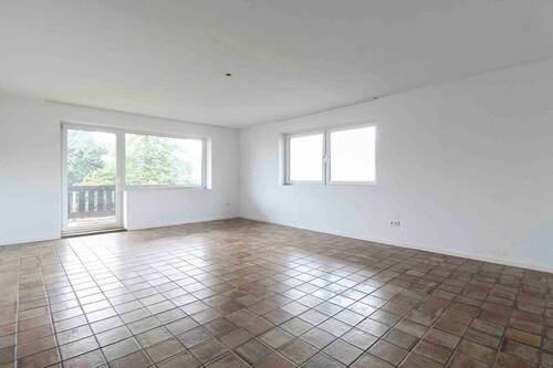 Wohnzimmer_1.OG - Zentral gelegen: 4,5-Zimmer-Wohnung mit Balkon, Stellplatz & Fußbodenheizung - provisionsfrei
