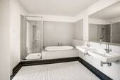 Vollbad mit Badewanne mit Dusche - 
