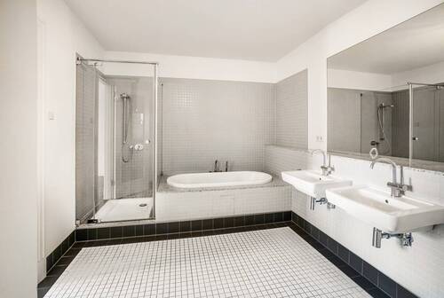 Vollbad mit Badewanne mit Dusche - 
