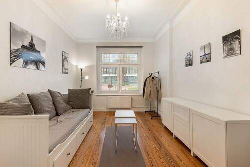 Zimmer 1 - Altbaucharme trifft moderne Aussicht: Stilvolle 2-Zimmer-Wohnung in Winterhude