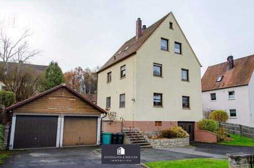 Titelbild - Großzügiges Zweifamilienhaus mit Garage, Nebengebäude und großem Grundstück 1.372 m²