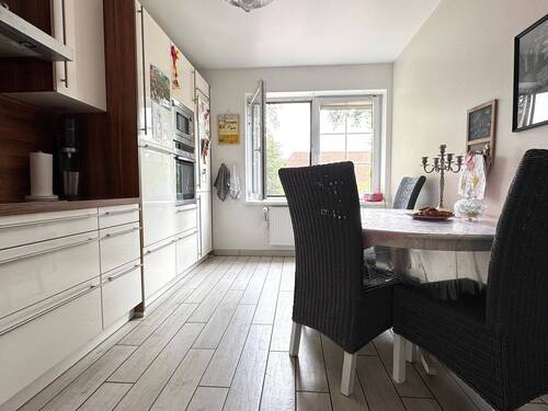 Hauptwohnung OG - Küche mit Essbereich - 