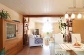Wohn- und Esszimmer - Sehr gepflegtes 4 Zimmer-Reihenmittelhaus mit tollem Garten, Freisitz und Garage in Ahnatal