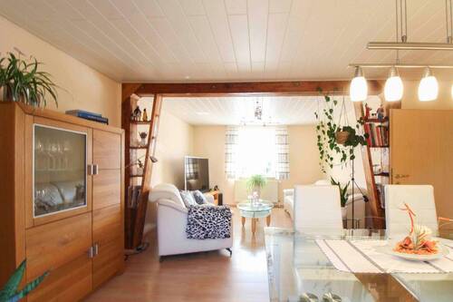 Wohn- und Esszimmer - Sehr gepflegtes 4 Zimmer-Reihenmittelhaus mit tollem Garten, Freisitz und Garage in Ahnatal