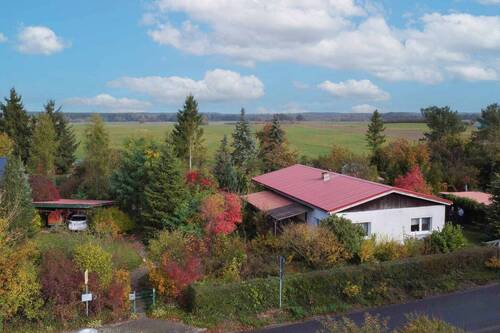 Außenansicht Südwest - Naturgenuss: Einfamilienhaus im Bungalowstil mit großem Gartengrundstück in Feldrandlage
