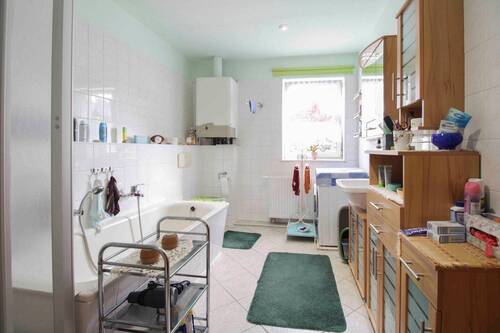 Badezimmer mit Dusche & Badewanne - 