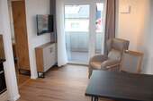 Der Wohnbereich - Pflegegerecht möbliertes 2-Zimmer Apartment 10 im Seniorenzentrum Frontenhausen mit offener Wohnküche & Balkon - Selbstbestimmtes Wohnen