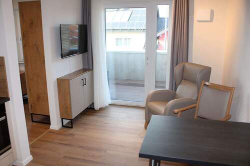 Der Wohnbereich - Pflegegerecht möbliertes 2-Zimmer Apartment 10 im Seniorenzentrum Frontenhausen mit offener Wohnküche & Balkon - Selbstbestimmtes Wohnen