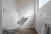 zu Ihrer Rechten haben Sie ein kompaktes Gäste-WC - 4 Zimmer Reihenmittelhaus in Bramsche