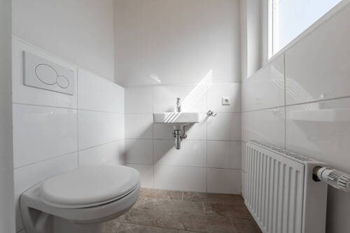 zu Ihrer Rechten haben Sie ein kompaktes Gäste-WC - 4 Zimmer Reihenmittelhaus in Bramsche