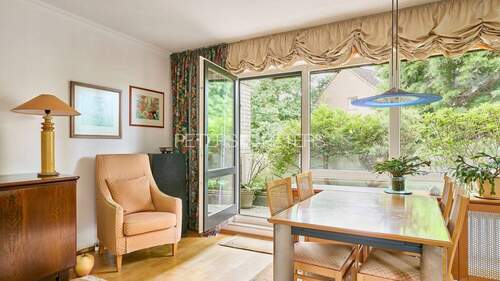 Wohnzimmer mit Blick auf den Balkon - 
