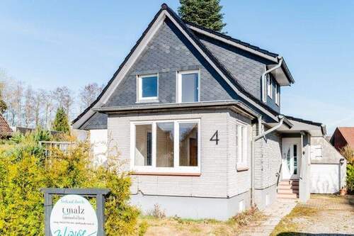 Straßenansicht - Fertig, wo es zählt, und offen für Ihre Feinarbeit - Einfamilienhaus in Böklund in ruhiger Dorflage