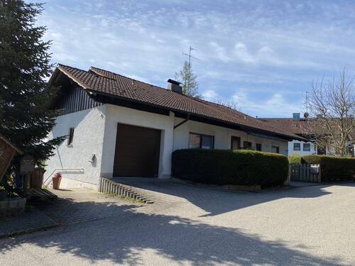 Hauszufahrt mit Garage - 7 Zimmer Mehrfamilienhaus, Wohnhaus zum Kaufen in Bad Birnbach