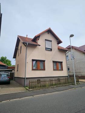 Haus Frontansicht - Einfamilienhaus mit großzügigem Garten