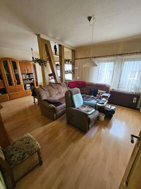 Wohnzimmer - 6 Zimmer Einfamilienhaus zum Kaufen in Waltershausen