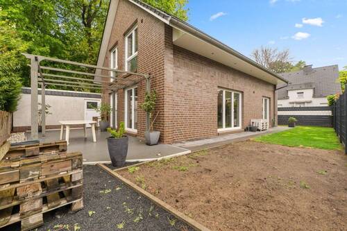 Garten mit Blick auf die Terrasse - 