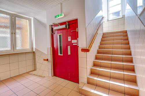 Treppenhaus mit Aufzug.jpg - Büro mit 179,00 m&sup2; in Göppingen zur Miete