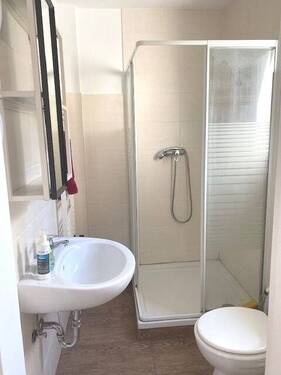 Gäste-WC mit Dusche im EG - 