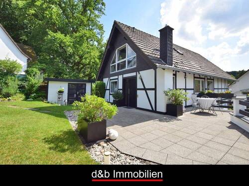 1.JPG - Haus oder Wohnung? Geräumige 5 Zi-Maisonette mit großem Grundstücksanteil in Zweifamilienhaus in Top-Wohnlage in Rösrath-Forsbach.