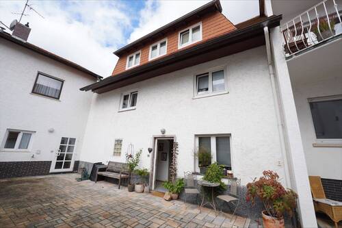 Bild 1 - Ober-Mörlen: Schönes Wohnhaus mit viel Potenzial und Garten