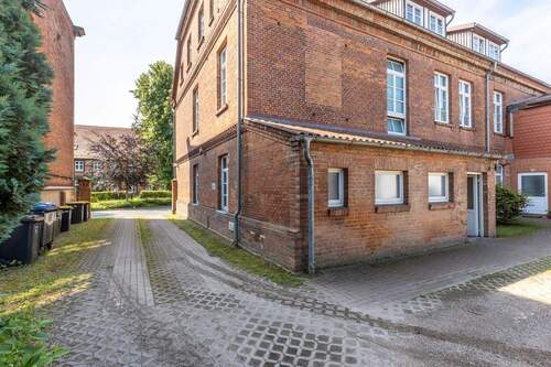 Einfahrt zum Parkplatz - 