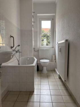 Bad - 3 Zimmer Etagenwohnung in Halle