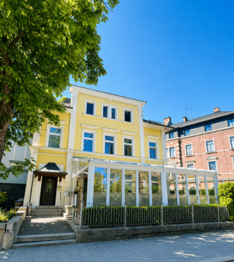 Front 2 - 7 Zimmer Mehrfamilienhaus, Wohnhaus zum Kaufen in Hof
