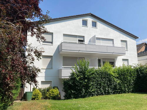 Rückseite und Teil des Gartens - Mehrfamilienhaus, Wohnhaus in Karben