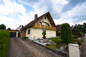 Ansicht Eingang - Vielseitiges Wohnhaus mit ausgebautem Spitzboden, Sauna und Gartenoase